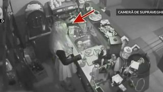 O barmanita din Iasi si-a lasat telefonul la incarcat pe tejghea, iar un client i l-a furat. Cati ani are hotul si ce s-a intamplat cu el dupa ce politistii l-au prins
