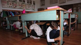 Vaslui: Elevii trimişi acasă după ce şcoala le-a fost afectată de cutremur vor fi duşi cu un microbuz &icirc;nchiriat la o altă şcoală