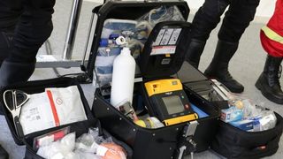 Defibrilatorul din ambulanţa SMURD care a sosit la Gyuri Pascu, ridicat de poliţiştii pentru verificări