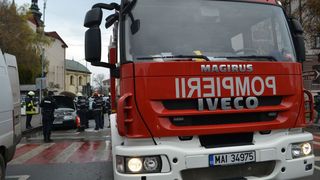 Pompierii din Prahova, păziţi de jandarmi la stingerea unui incendiu din cauză că proprietarii imobilului au făcut scandal