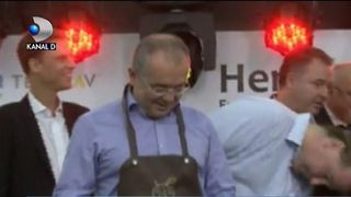 Imagini de senzatie. Emil Boc se lupta cu un butoi de bere de 30 de litri. Cum a fost surprins primarul