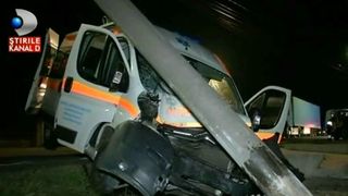 Clipe de groaza in Maramures. O ambulanta, in care se afla o pacienta si un copil, s-a izbit violent de un stalp.