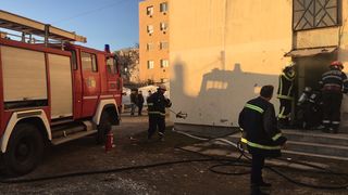 Cluj: 80 de persoane au fost evacuate după ce o locuinţă socială din C&acirc;mpia Turzii a luat foc