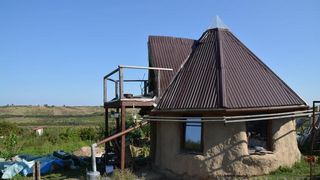 Doi actori si-au construit singuri casa eco pe care si-o doreau! Nu vor plati facturi la curent, apa sau caldura