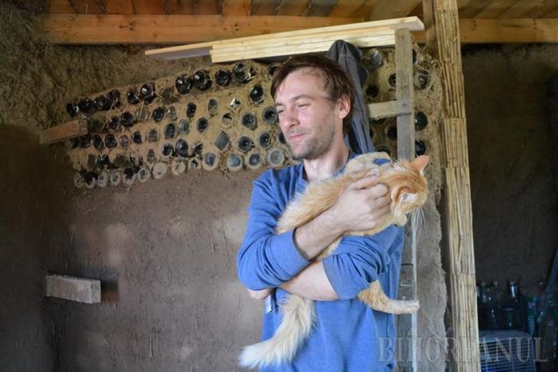 Ciprian Ciuciu-Pitz si sotia sa au construit singuri casa