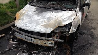 Un taximetrist din Iasi a fost rapit si dupa jefuit. Hotii i-au incendiat masina. Politistii ii cauta pe agresori