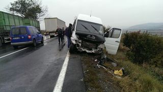 Accident grav la Miercurea Sibiului. 14 oameni au fost raniti. S-a decretat cod rosu de interventie
