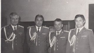 Croitoru (dreapta), alaturi de alti colegi gradati