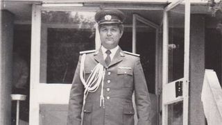 Colonelul Croitoru, mandru de uniforma sa