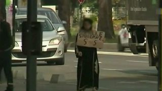 Cersetorii romani incearca cu orice pret sa isi castige existenta pe strazile din Franta. Acum nu mai sunt romani, sunt sirieni care fug de razboi!