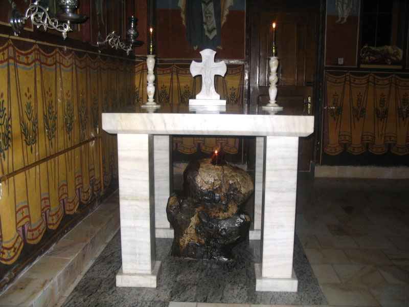 Crucea de leac din manastire, despre care se spune ca creste din pamant