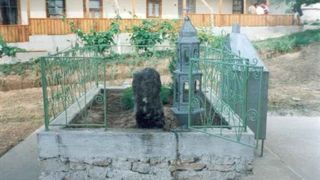 Crucea din curtea manastirii, despre care se spune ca vindeca animale