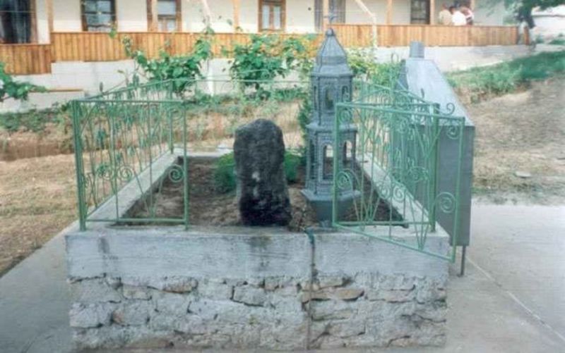 Crucea din curtea manastirii, despre care se spune ca vindeca animale