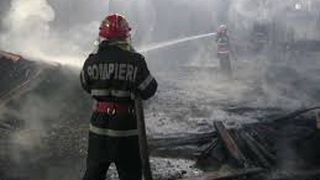 Incendiu la un depozit de deseuri din Arges. Aproximativ 50 de tone de rumegus au ars
