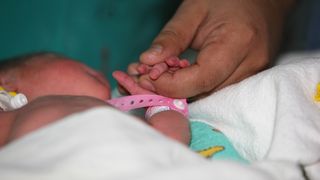 Tragedie la Spitalul de Urgenta Focsani. Un bebelus a murit la patru ore dupa nastere, desi medicii i-au spus mamei ca este sanatos