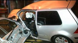 De la petrecere, direct pe patul de spital! Un tanar din Baia Mare si-a facut masina praf dupa ce a intrat cu ea intr-un stalp