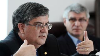 Mircea Dumitru, ministrul Educatiei, banuit ca a colaborat cu Securitatea. A semnat un angajament cu ei in 1980