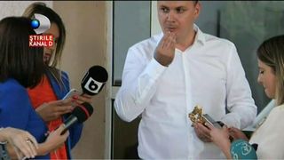 Grea e viata cand te imparti intre Parlament, DNA si Inalta Curte. Cu ce isi amagesc foamea politicienii mereu pe drumuri