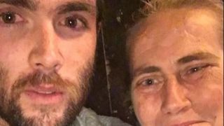 O femeie fara adapost a cerut un pahar cu apa, intr-un restaurant, dar a fost refuzata. Apoi, acest tanar a facut un gest minunat