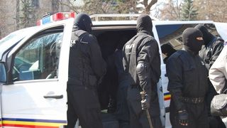 Perchezitii la proxenetii din Arges. Acestia au obligat peste 80 de fete cu varste sub 14 ani sa se prostitueze in tari din UE