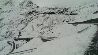 A venit iarna! In nordul tarii a inceput sa ninga inca de dimineata, iar la munte s-a depus un strat gros de zapada