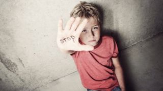 Doi parinti din Maramures au fost arestati preventiv pentru ca isi trimiteau copiii la cersit. Din banii obtinuti isi luat tigari si alcool