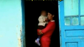 O mama beata, cu un copil de numai 2 ani in brate. Femeia, care abia se tinea pe picioare, s-a trezit cu Protectia Copilului la poarta.