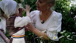 Emilia Iucinu are grija de nepotica ei