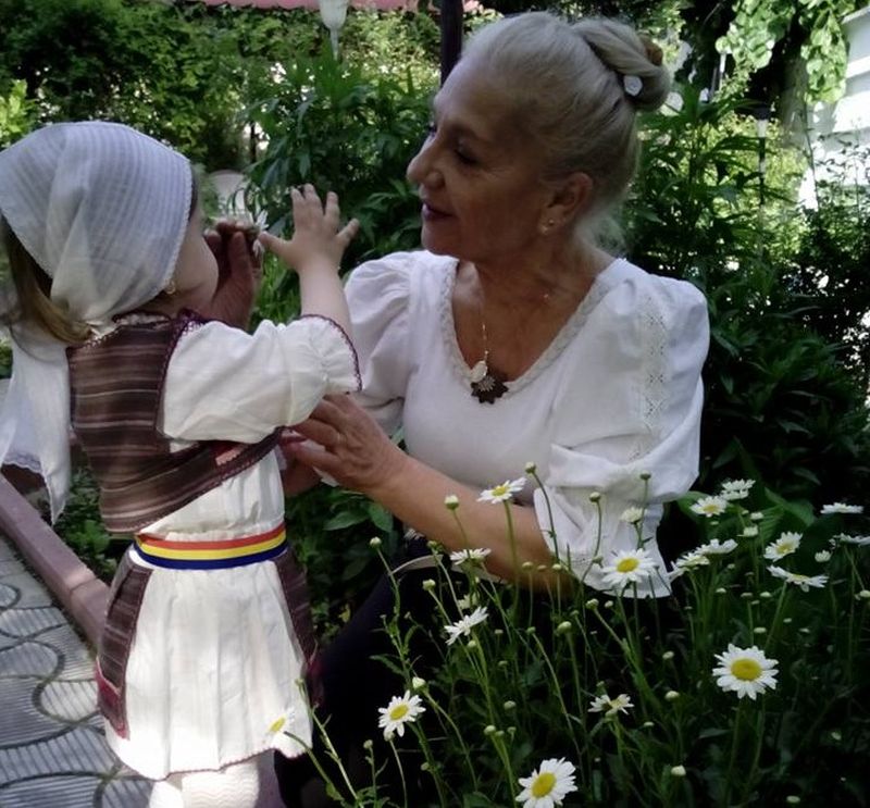 Emilia Iucinu are grija de nepotica ei