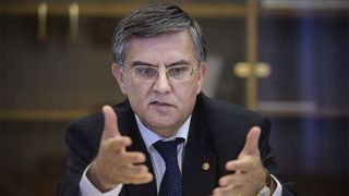 Ministrul suspectat ca a colaborat cu Securitatea are venituri consistente din activitatea academica! Anul trecut, Mircea Dumitru a castigat 4.300 de euro pe luna!