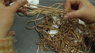 A intrat intr-o casa si a furat bijuterii de 100.000 de euro. Un barbat din Prahova a fost ridicat de poliţişti şi dus la audieri