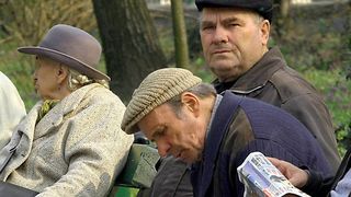 Saracia ii obliga pe romani sa se duca la munca si dupa 85 de ani! La acest capitol, suntem pe primul loc in Europa!