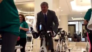 Premierul Dacian Cioloş a pedalat, in costum, o bicicletă statică &icirc;n holul unui hotel, &icirc;nainte de participarea la o conferinţă