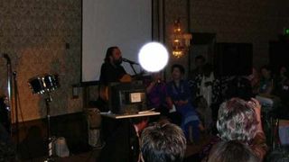 Ioan Gyuri Pascu, cantand, la aniversarea liderului spiritual Dang