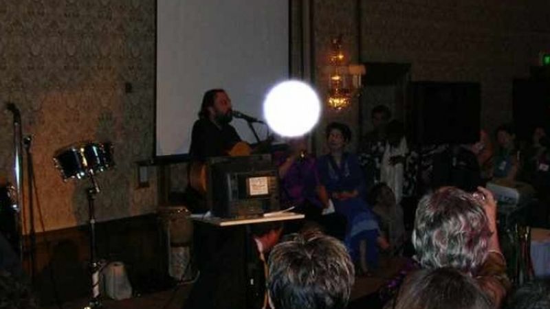 Ioan Gyuri Pascu, cantand, la aniversarea liderului spiritual Dang