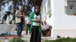 Livia Tariceanu, in curtea pensiunii sale de la Urlati