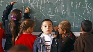 Ministerul Educatiei vrea sa elimine segregarea din scoli. In prezent, 26% dintre elevii romi invata in clase separate