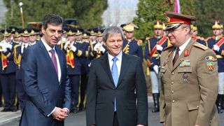 Premierul Dacian Ciolos si ministrul Apararii, Mihnea Motoc, la ceremonia de sosire in tara a primelor avioane F-16