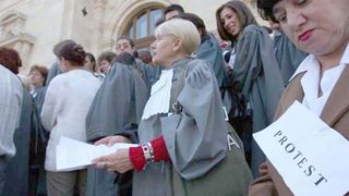 Protest spontan in Justitie. Grefierii din toata tara si-au intrerupt activitatea timp de trei ore. Sediul Ministerului Justitiei va fi pichetat. Ce nemultumiri au angajatii din justitie