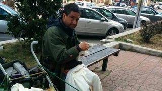 Cum a ajuns un italian sa cerseasca pe strazile din Piatra Neamt. A venit din Italia fara nimic, insotit de cei doi caini ai sai si cere ajutor romanilor pentru a-si cumpara medicamente