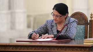 Ordonanta care ajuta plagiatorii merge mai departe: Comisia pentru invatamant din Senat a respins cererea de reexaminare depusa de Iohannis si a trimis-o la votul definitiv