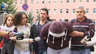 Momente de groază &icirc;n capitală. O t&acirc;nără, de 19 ani, purtata cateva sute de metri pe capota masinii iubitului, cu care se certa