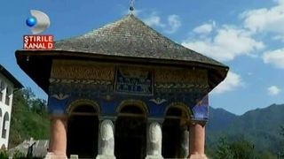 Proieni, cătunul parcă uitat de lume de la hotarul dintre R&acirc;mnicu V&acirc;lcea şi Sibiu, ascunde una dintre cele mai minunate bisericuţe rom&acirc;neşti.