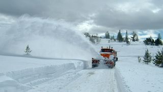 Panica pe Transalpina. Un microbuz plin cu turisti straini este blocat din cauza ninsorilor cazute in ultimele ore