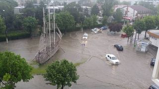 Constanta, sub ape dupa ploile torentiale din ultima vreme. Zeci de gospodarii inundate, iar mai multe persoane au ramas blocate in masini