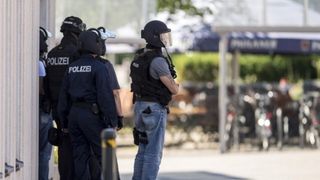 Un oras din Germania a fost inchis in urma unei alerte de securitate. Ofiteri inarmati au evacuat locuitorii din zona