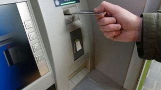 Un roman, prins la Bacau, dupa ce a furat 1,5 milioane de lire sterline, virus&acirc;nd 50 de bancomate din Londra