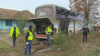 Autocar cu 51 de pelerini care mergeau la moastele Sfintei Paraschiva, implicat &icirc;ntr-un grav accident la Vaslui. Soferul s-a prabusit l&acirc;nga volan