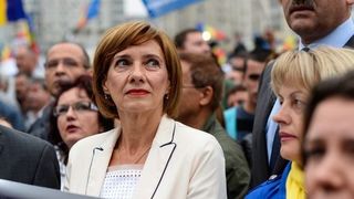 Acum un an, Carmen Iohannis si mama ei au tras o sperietura groaznica atunci cand o persoana necunoscuta le-a trezit la 3 dimineata! Politia a instalat apoi o ghereta cu un agent in fata curtii