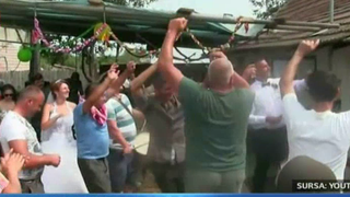 Noi imagini de la cea mai ciudata nunta din Romania. Ce au facut nuntasii de tot satul a ramas cu gura cascata